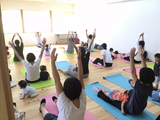 親子ヨガで楽しもう!